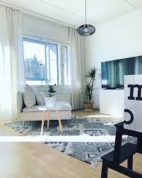 Huone, jossa vähimmäismäärä elintilaa on keittiö, wc ja kylpyhuone, mutta jopa tästä pienestä tilasta voit tehdä viihtyisän asunnon. Upeat Pikkukodit 8 Suomalaista Esittelee Taydellisesti Sisustetut Yksionsa Asuminen Ilta Sanomat