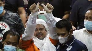 Pemimpin front pembela islam (fpi) habib rizieq shihab resmi ditahan polda metro jaya usai menjadi tersangka penghasutan terkait kerumunan di petamburan, jakarta pusat. Wrlv11thkd5jpm