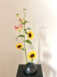 ひまわりとグロリオサを使った夏の生け花 お花選びのコンシェルジュ