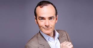 Pour rappeler les faits, la jeune femme mineure, à l'époque, avait révélé avoir eu des relations tarifées avec deux joueurs de l'équipe de france de football : L Animateur Franck Ferrand A 53 Ans Retour Sur Le Jour Ou Il A Fait Son Coming Out