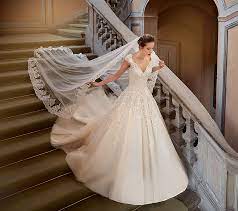 Hochzeitskleid aus speziell bearbeitetem papier. Designer Avinia