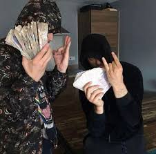 Një nga ata të burgosur, udhëheqës i 'hellbanianz' tristen asllani, që do të qendrojë pas hekurave 25 vjet, poston fotografi nga qelia e burgut, duke thënë se kurvat janë e vetmja gjë që i mungojnë. Inside The Notorious Barking Hellbanianz Gang Essex Live