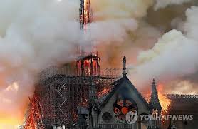 Durante la hora de verano. Corea Del Sur Expresa Su Pesar Por El Incendio En La Catedral De Notre Dame Agencia De Noticias Yonhap