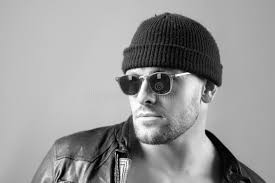 Portrait D'une Femme Tueuse Avec Couteau Sur Fond Gris Photo stock