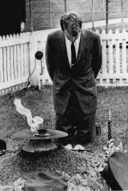 Bobby Kennedy Praying At His Brothers Grave Kennedy Robert Kennedy Kennedy Assassination