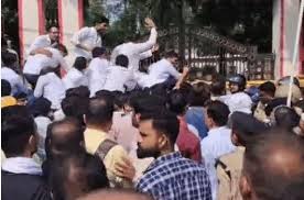 जबलपुर में बढ़ते अपराधों को लेकर कांग्रेसजनों ने किया एसपी ऑफिस का घेराव, प्रदर्शन, पुलिस ने चलाई वाटर कैनन