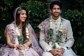 This ceremony is known as jaimalavarmala and it symbolizes the couple's make sure the wedding garland is not very heavy. 25 Lightweight Jaimala Designs For A Minimal Elegant Look Shaadisaga