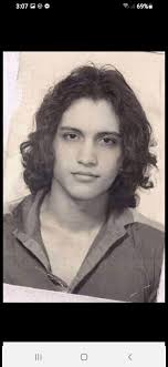 Hola me.pueden ayudar aponer a estas dos señoritas juntas en una sola  imagen es que por la premura del tiempo no pudieron tomarse la foto juntas  mil gracias 🙏