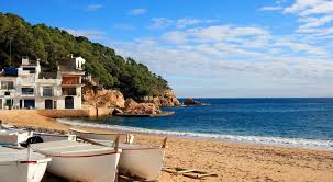 The provinces in andalusia are cádiz, córdoba, granada, malaga, sevilla, huelva, jaén, almeria.the main attractions in this region are the moorish cities of seville, granada (home to the famous la alhambra palace), and córdoba. Urlaubsregionen In Spanien