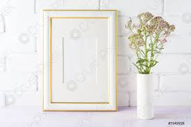 Estéticamente lucen hermosas, ya que hay gran variedad de estilos, formas y colores para elegir de acuerdo al tipo de decoración del lugar. Modelo De Marco Decorado En Oro Con Flores Rosadas En Foto De Stock Crushpixel