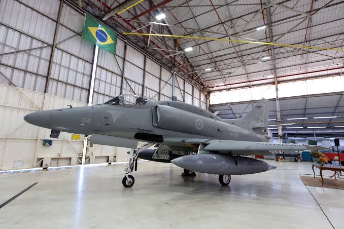 Marinha do Brasil recebe último caça AF-1 Skyhawk modernizado