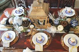 Late autumn is the time of year where we begin crave the coziness of everything homemade. Thanksgiving Table Setting Ideas Using Blue And White Decor