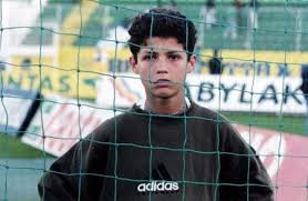 По его словам, он был жирным, хилым и к тому же маленького роста. Guess Who Cristiano Ronaldo Cristiano Ronaldo Young Cristiano Ronaldo Ronaldo