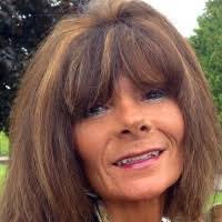 Kelly Bateman's Instagram, Twitter & Facebook