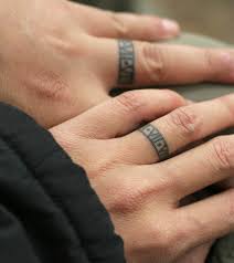 Il claddagh è un simbolo di origine irlandese che rappresenta l'amicizia, la lealtà e l'amore: 18 Lovely Wedding Ring Tattoos That Symbolize Your Love 2019