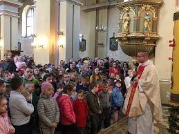 Wielkanoc jest największym świętem w całym roku liturgicznym. Wielkanocna Msza Sw Z Udzialem Dzieci Sanktuarium Matki Bozej Milosierdzia W Piekoszowie