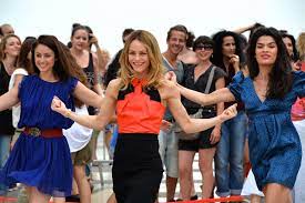 Pour l'aider à se faire connaître et à prendre confiance, elle les joint à son. Sous Les Jupes Des Filles Un Film De 2014 Telerama Vodkaster