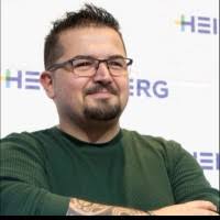 60+ perfiles de «Corbi»