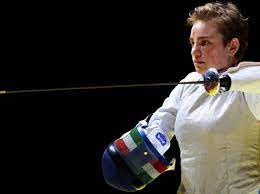 All'età di cinque anni inizia a praticare la scherma, sport che ben presto si trasforma in una. Bwn6qzn G Nhm