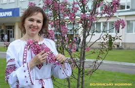 Вишивка хрестиком, яку багато хто вважає традиційно українською, прийшла до нас з європи лише в xix столітті. Do Paciyentiv U Vishivankah Mediki Perinatalnogo Centru Ta Volinskoyi Dityachoyi Likarni Svyatkuyut Den Vishivanki