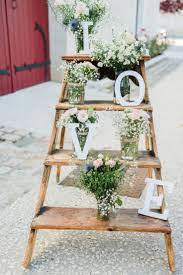 Une Decoration De Mariage Minimaliste Pour Une Celebration Authentique Pins Minimalist Wedding Decor Rustic Wedding Decor Diy Wedding Decorations