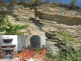 Arghakhanchi.Com - लाहुरे टासेको सुपा भिर: यो दृश्य अर्घाखाँचीको प्रसिद्ध सुपा देउराली माता देविले देउराली मन्दिर नजिकै पहरामा एक लाहुरेलाई ...