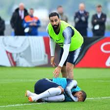 Килиан мбаппе быстро становиться своим в команде. Kilian Mbappe Travyat Tovarishi Po Komande V Sbornoj Francii Carit Nastoyashij Haos Sport Na Joinfo Com