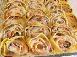 Pasta Fresca Arrotolata Con Un Ricco Ripieno Di Funghi Prosciutto E Formaggio E Un Primo Piatto Davvero Stuzzicante Ricette Ricette Di Cucina Pasti Italiani