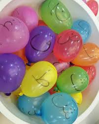 En Renkli Oyun Eglenerek Ogrenmeye Devam Ediyoruz Kagitlarda Yazan Kelimelerimizi Okuyarak Hem Harekelerimizi Pekistirdik Hemde Ba Ogrenme Balonlar Oyun