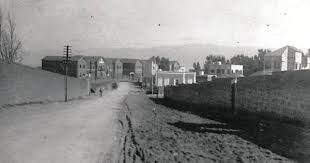 من حوالي سنة 1920 باتجاه كلية الصنائع والفنون حيث وزارة الداخلية فيما بعد في حي الصنائع الصورة ملتقطة من موقع سينما الكونكورد اليوم أو Outdoor Beirut Lebanon