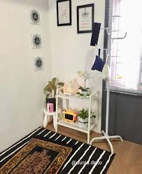 Misteri bau busuk yang datang dari sebuah rumah di taman pengkalan indah di sini terungkai apabila mayat seorang lelaki ditemukan tergantung di kipas ruang tamu kediaman itu, hari ini. Deko Ruang Solat Di Rumah Mama Maszull