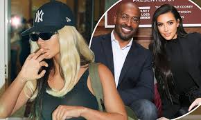 Anthony kapel van jones (born september 20, 1968) is an american news and political commentator, author, and lawyer. Kim Kardashian Goes Incognito In Blonde Wig And Cap Amid Rumours She S Dating Cnn S Van Jones Daily Mail Online