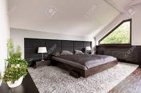 Horizontaler murphy wand bett schrankbett klappbett verschenke polster bett in gutem zustand. Helle Und Geraumige Schlafzimmer Mit Einem Grossen Japanischen Bett Polster Wand Teppich Und Dekorative Bonsai Baumen Lizenzfreie Fotos Bilder Und Stock Fotografie Image 60868479