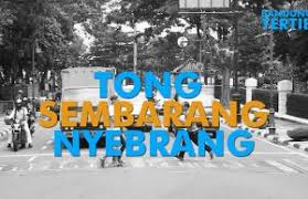 Terjemahan frasa menyeberang jalan dari bahasa indonesia ke bahasa inggris dan contoh penggunaan menyeberang jalan dalam kalimat dengan terjemahannya: Menyeberang Jalan Your Bandung