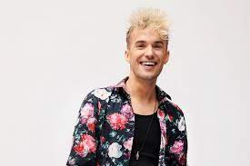 Sie können die sendung bei uns zu den angegebenen zeiten auf den kanälen dw deutsch. Jendrik Sigwart Das Ist Der Deutsche Kandidat Fur Den Esc 2021
