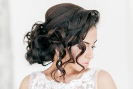 Chignon gonflé avec frange et diadème murielle palace. Coiffure Mariage Cheveux Longs 55 Idees De Coiffure Mariee Cheveux Long