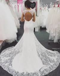 Eine Wunderschone Schleppe Und Ein Aufregender Ruckenausschnitt Mit Diesem Kleid Von Emmerling Gmbh Bleiben Kei Wedding Dresses Dresses Mermaid Wedding Dress