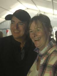 Eastenders star Shane Ritchie pops into Millport pub for karaoke session