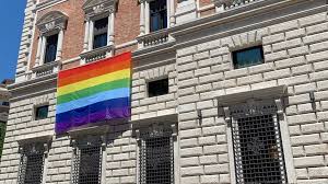 El mes del orgullo lgbt comienza pero, ¿realmente sabes qué se celebra en junio y por qué las calles se llenan de arcoíris? 3mtyhpiupnuzgm