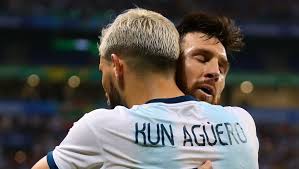Madame de junge frau mit einer auffälligen langen frisur graue farbe 20 frisuren für graue haare haare styles frisuren frauen kurzhaarfrisuren locken grau kurzhaarfrisuren frisuren damen graue haare. Fc Barcelona Aguero Soll Kommen Um Messi Von Verbleib Zu Uberzeugen Platzwechsel Com