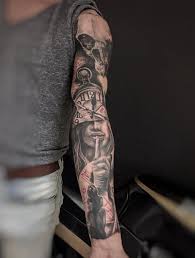 We welcome clients from all over the world to our sanctuary, a warm and friendly environment, that is best described as a buzzing hive of creativity. Siggi Wild Spirit Tattoo Hameln