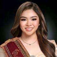 Anna Linson's Instagram, Twitter & Facebook