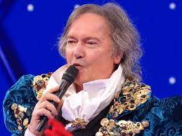 Il cantante mascherato andrà in onda in prima serata a partire dal prossimo anno. Il Cantante Mascherato Il Vincitore E Il Pappagallo E Sotto Alla Maschera C E Red Canzian Corriere It