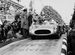 Stirling Moss Starts The 1955 Mille Miglia Mercedes Benz 300 Slr 722 Mercedes Benz Auto Da Corsa Auto