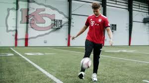 Finde dein neues kaizer chiefs trikot hier auf unisportstore.de und das zu günstigen preisen, schnelle lieferung zu niedrigen versandkosten! Nfl Star Patrick Mahomes Spielt Fussball Im Bayern Trikot Sport Bild De