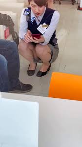 ショートカット美人携帯ショップ店員さん しゃがみパンチラ 盗撮風 | チラ見せガールズ