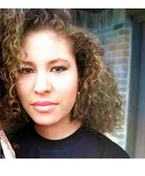 Nuestra reina fotografiada por Roberto Bunch para el periódico de Corpus  Christi Caller Times el 27 de Marzo de 1989 afuera de su casa Selena  recordándote con amor.💜