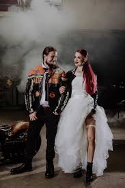 Tullrock Zum Kurzen Brautkleid Bei Biker Hochzeitsinspiration Modestil Biker Brautkleid