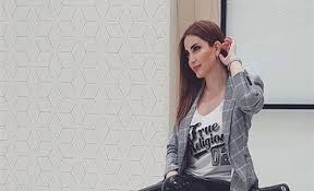 شاركت الفنانة نسرين طافش، جمهورها بمقطع فيديو ظهرت به مرتدية الحجاب من قلب أحد المساجد الشهيرة بدمشق، وذلك من خلال حسابها. Ù†Ø³Ø±ÙŠÙ† Ø·Ø§ÙØ´ Ø¨Ø§Ù„Ø­Ø¬Ø§Ø¨ Ù…Ø§ Ø§Ù„Ù‚ØµØ© ÙÙŠØ¯ÙŠÙˆ Ø§Ù„Ù…Ø¯ÙŠÙ†Ø© Ù†ÙŠÙˆØ²