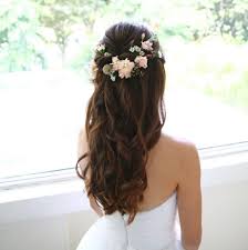 تسريحة الشعر المنسدلة للعروس لإطلالة طبيعية وناعمة في يوم الزفاف